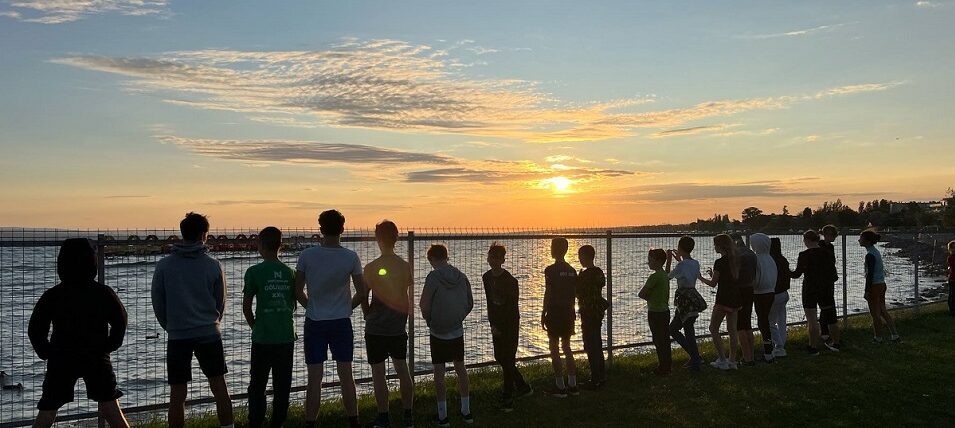 Tus helyett naptej, sisak helyett napszemüveg, pást helyett Balaton-part!